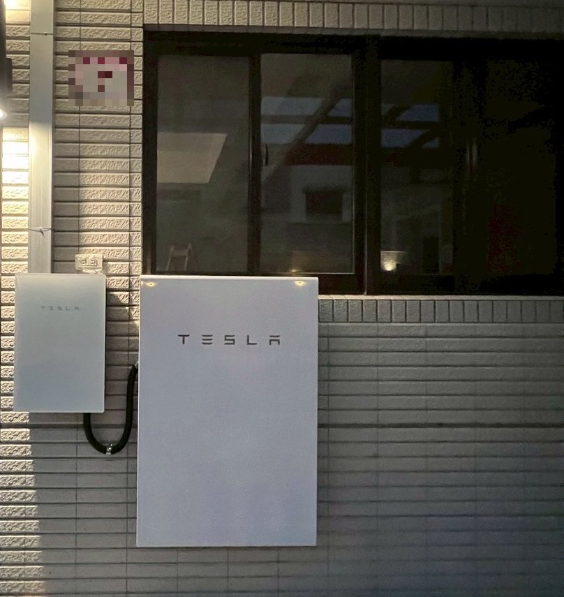 崧象智能安裝案場：住宅外牆壁掛的 Tesla Powerwall 與 Backup Gateway，設備裝在戶外與室內聆聽空間隔開
