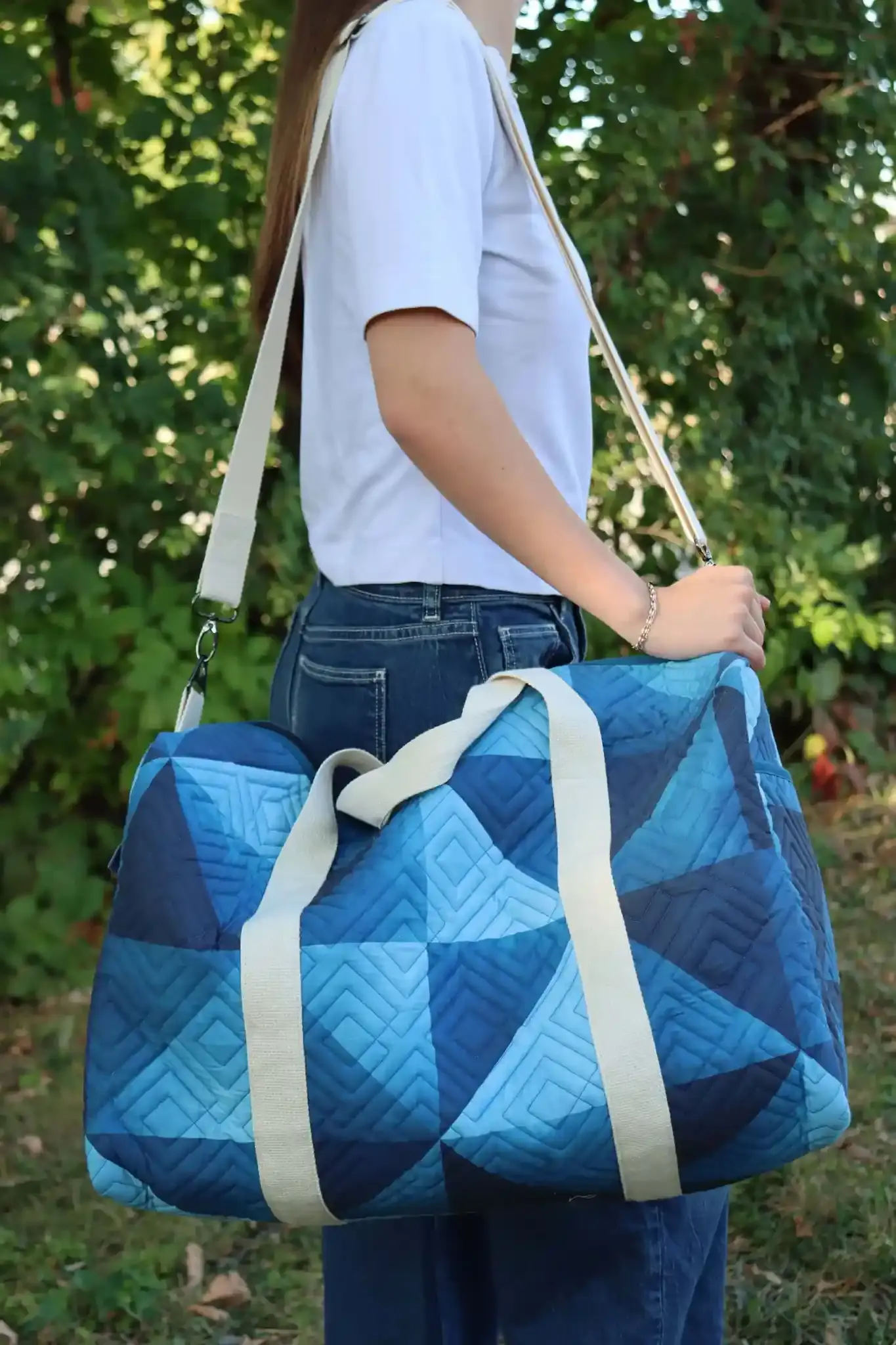 blue-spectrum-knot-and-thread-patchwork-tote-scaled