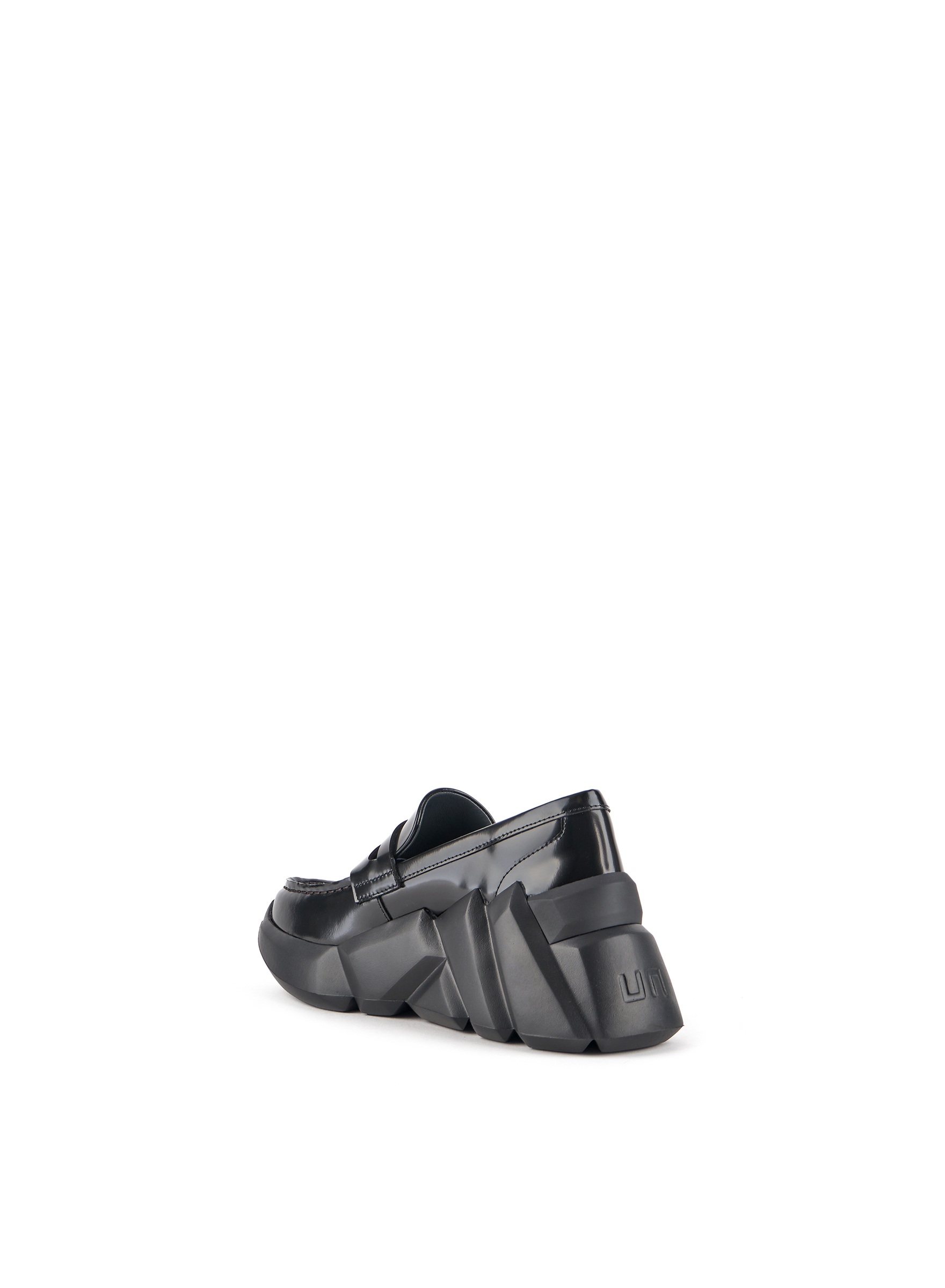 space-kick-loafer-black-angle-in