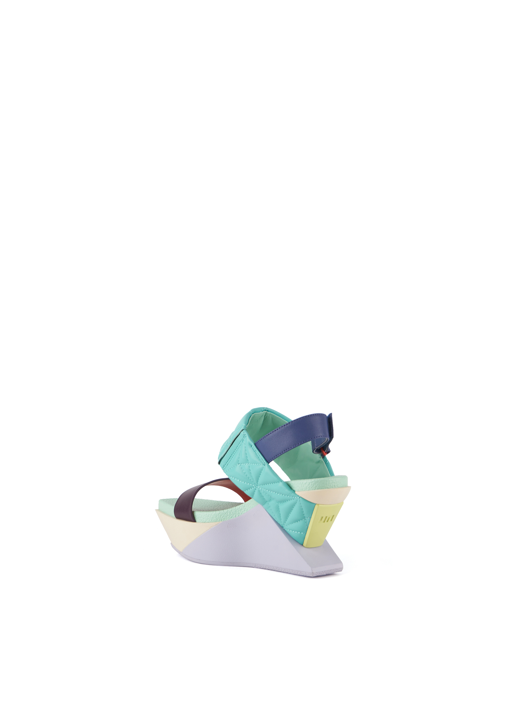 delta-wedge-puffy-party-angle-in