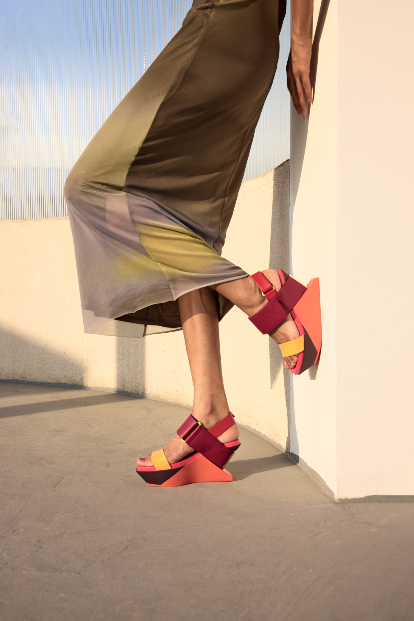 2024-12-04-UN 25SS2922-delta-wedge-sandal