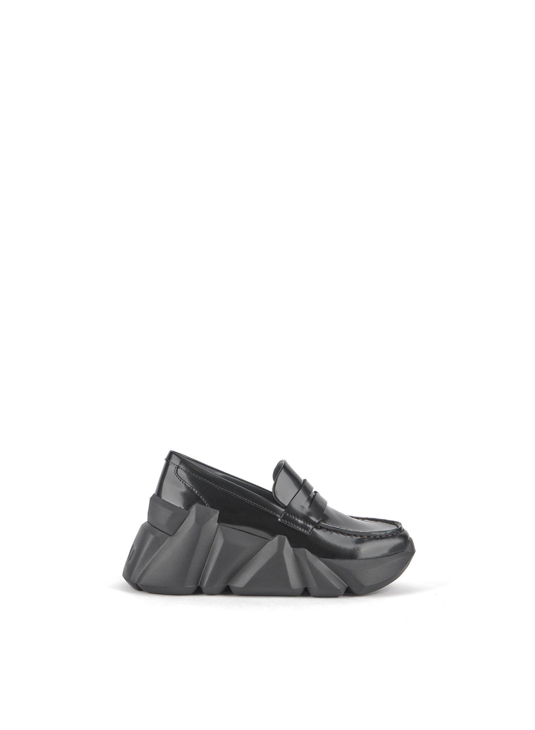 space-kick-loafer-black-outside