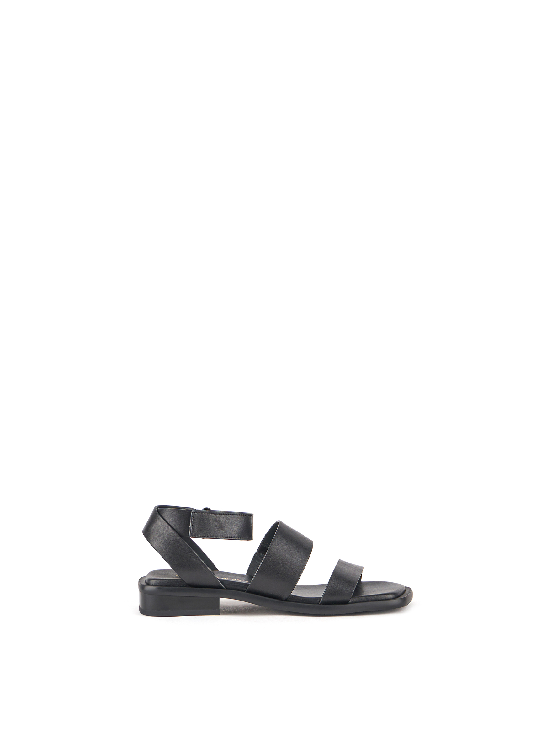 tara-hana-lo-black-outside