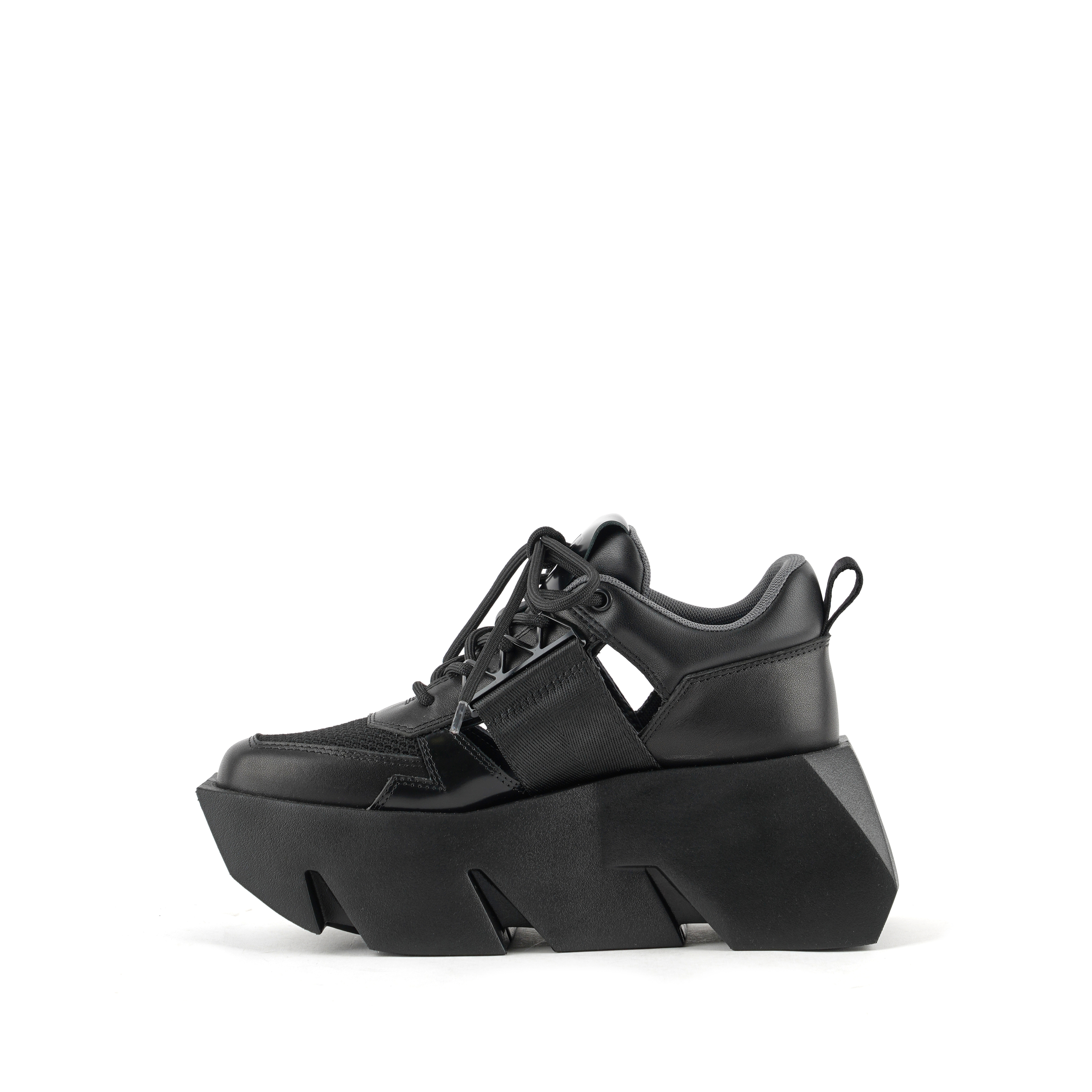 bull-sporty-black-inside