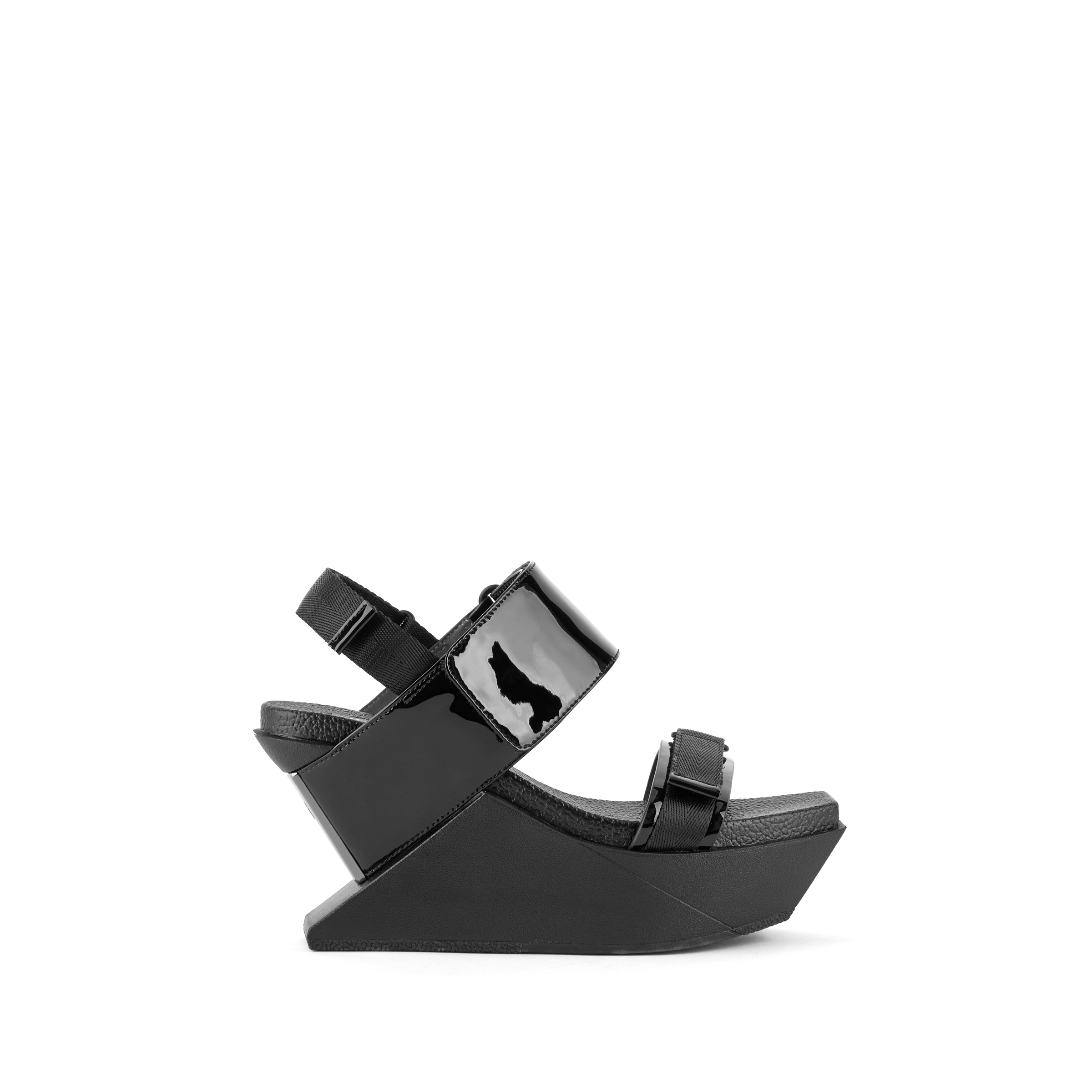 delta-run-wedge-black-outside