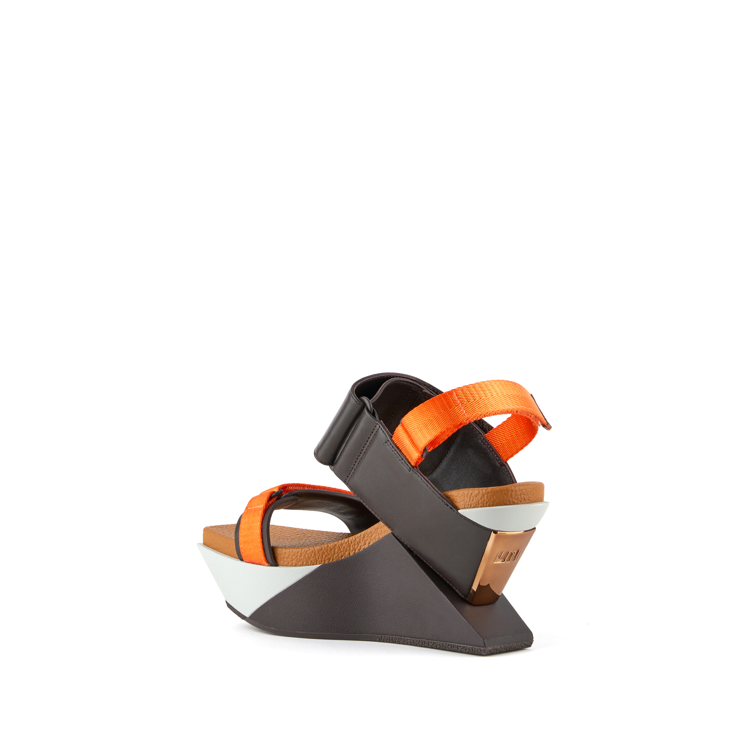 delta-run-wedge-amber-glow-angle-in