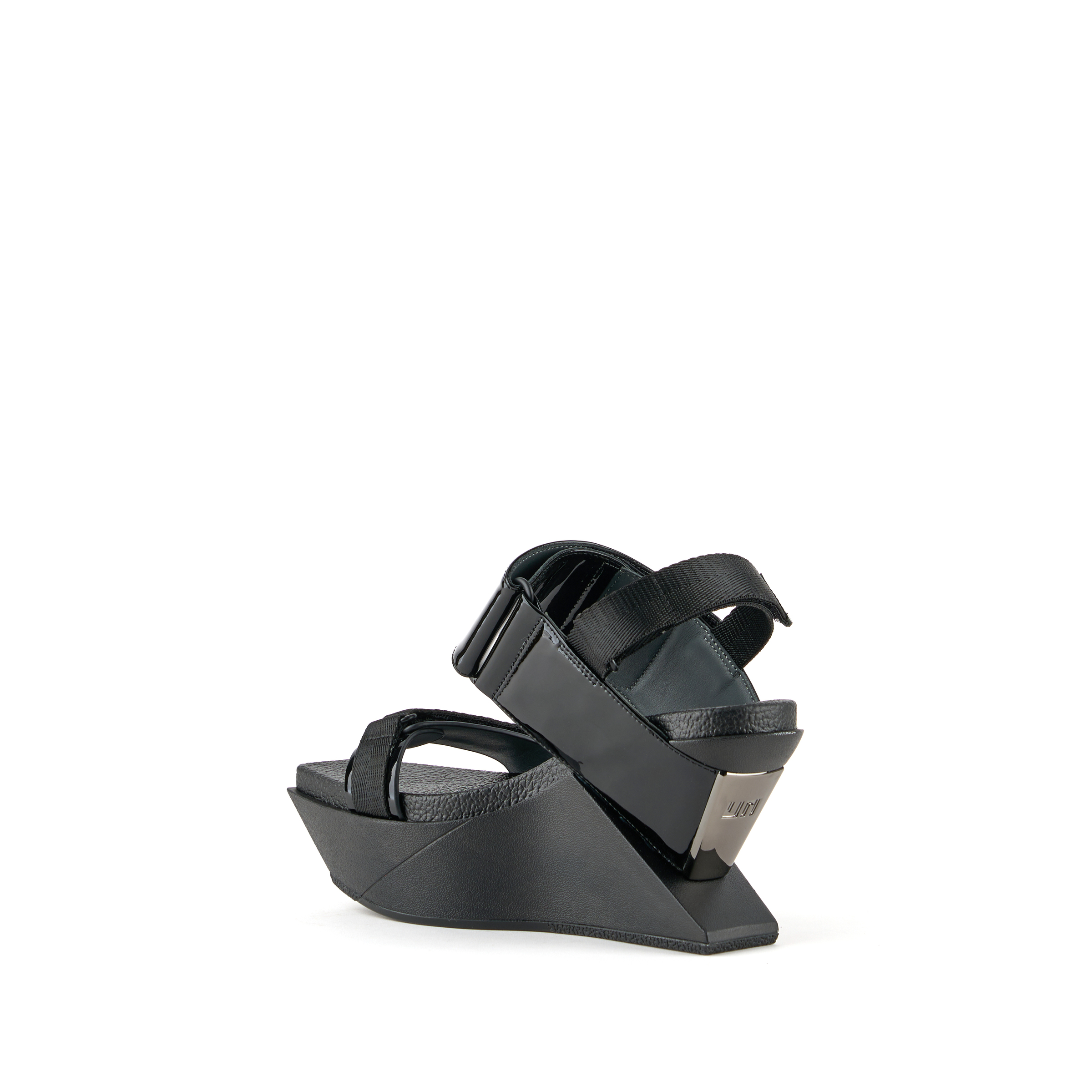 delta-run-wedge-black-angle-in
