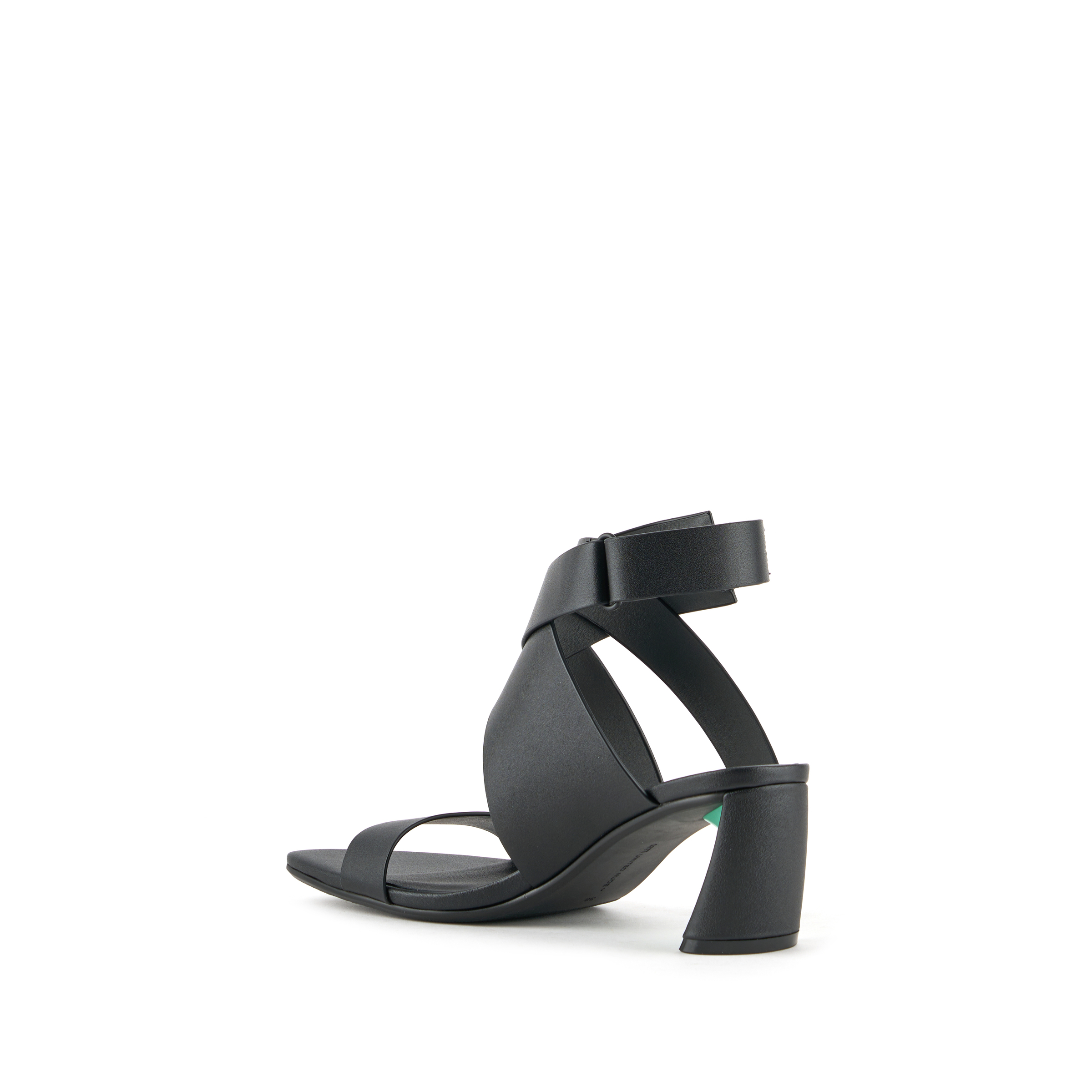 zuma-way-mid-black-angle-in