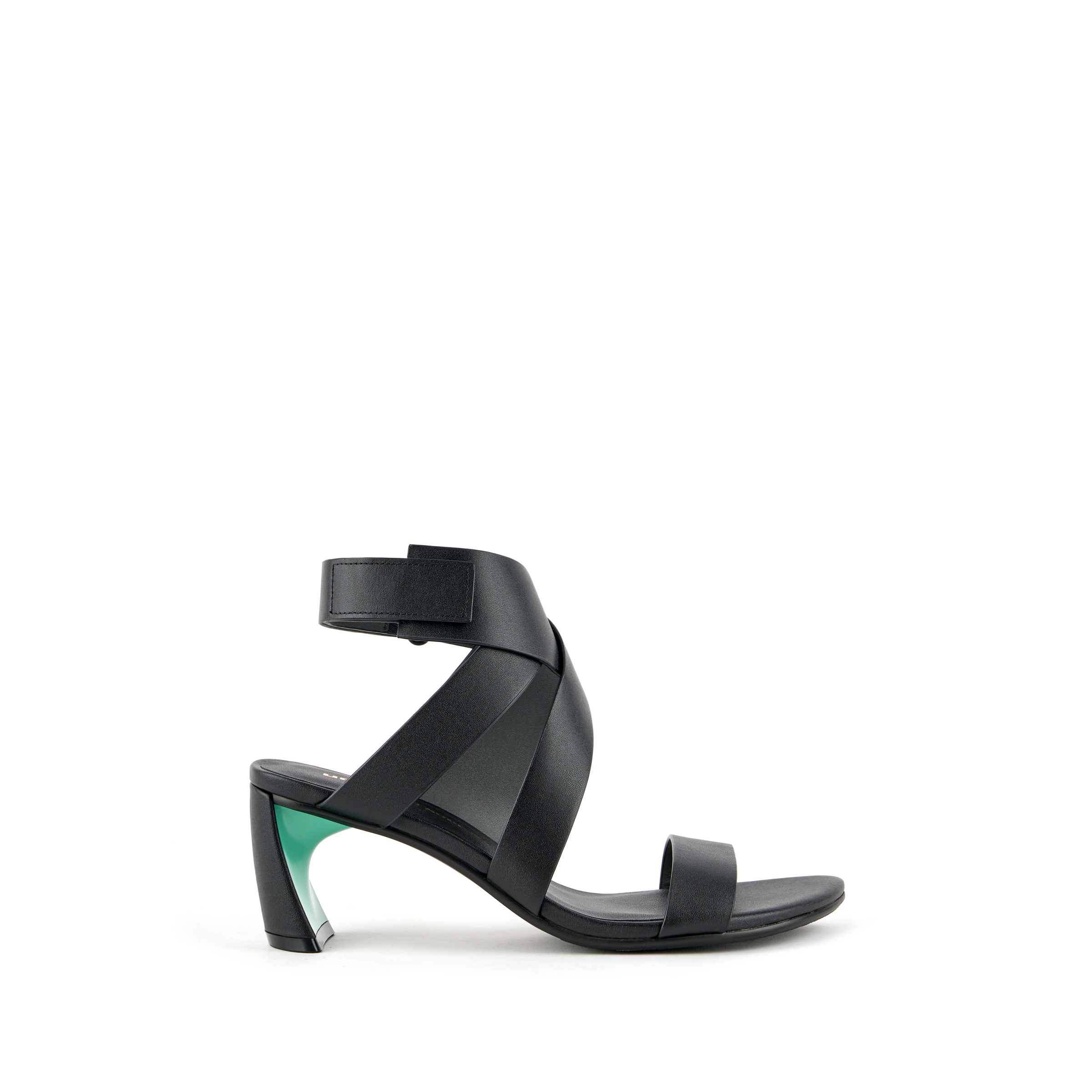 zuma-way-mid-black-outside