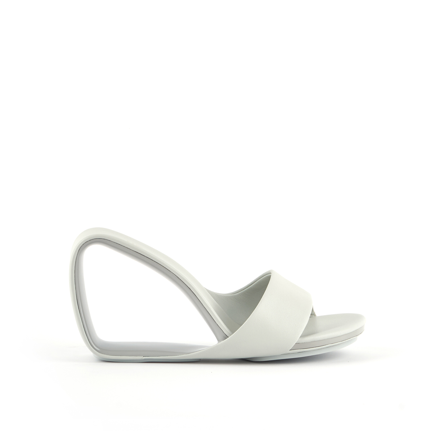 mobius-hi-primer-outside