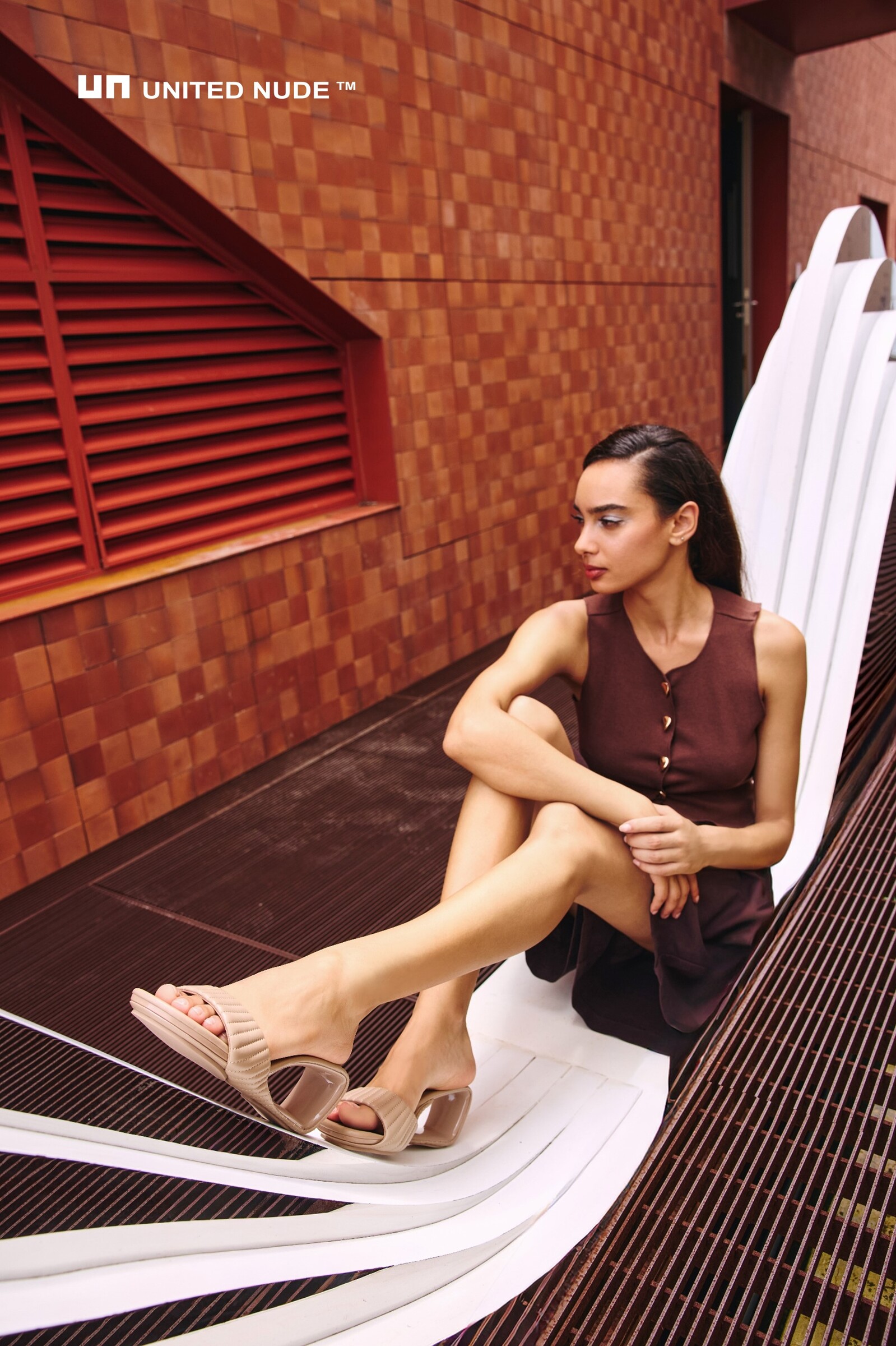 mobius-mid-timeless-taupe-puffier-04-logo