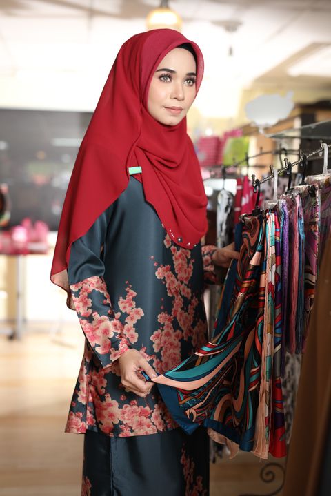 190504171934_kurung_olive_green_shawl_maroon_3