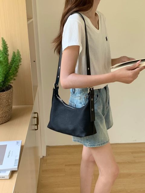 92_0608_9X046_29_水波壓紋肩背包_黃色象牙白棕色黑色_27x17.5x9cm_$590 (1)