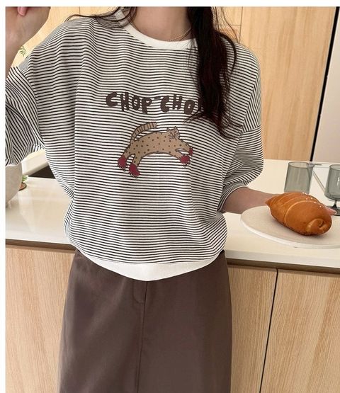 23-AUG05.12276-20280064-紅鞋豹貓條紋大學T-白色. 芥黃色. 黑色-F-01