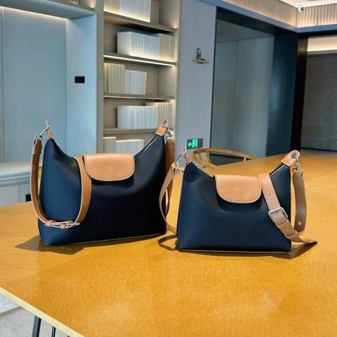 23-SEP05.12437-S310L350-經典牛津布餃子包-黑色-大$1280. 小$1080-01