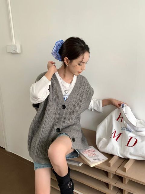 92_1007_6Y191_26_麻花V領排釦背心_杏色淺灰綠色黑色_F_$680  (1)