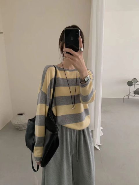 92_1009_6Y198_30_柔織寬領輕針織上衣_條紋黑條紋藍條紋黃藍色灰色白色黃色_F_$680  (1)