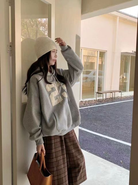 92-6Y259-20300074-NO.23數字貼布連帽寬T-淺杏. 奶灰. 花灰. 深灰. 奶油紫-F-01