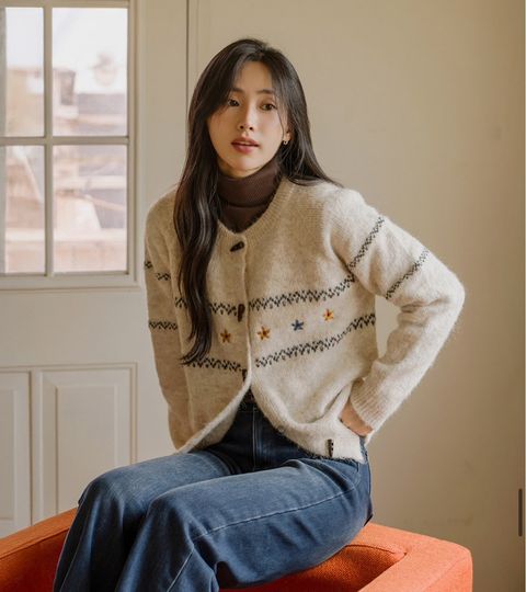 23-OCT05.12853-20440104-牛角釦電繡小花幾何線條針織外套-米色. 黑色-F-01