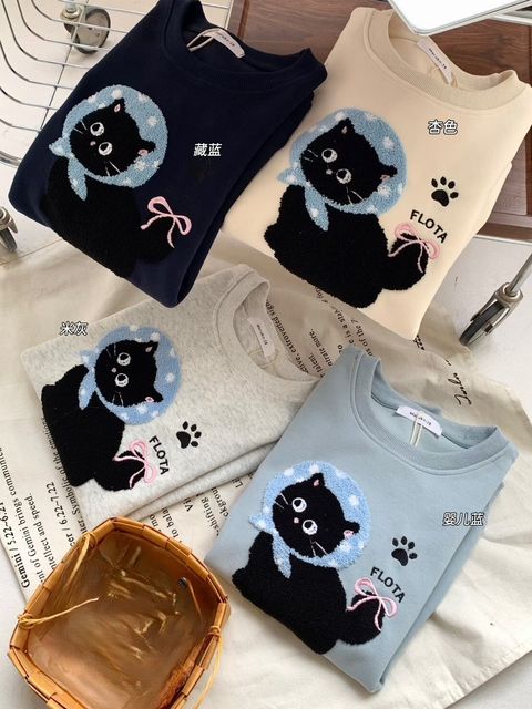 Winner_1018_K9158_28_立體毛毛刺繡小貓大學T_藏藍杏色米灰天藍_F_$680  (1)