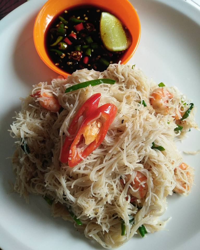 Makan dengan sambal kicap tau. Adoii menambah2 jadinya.