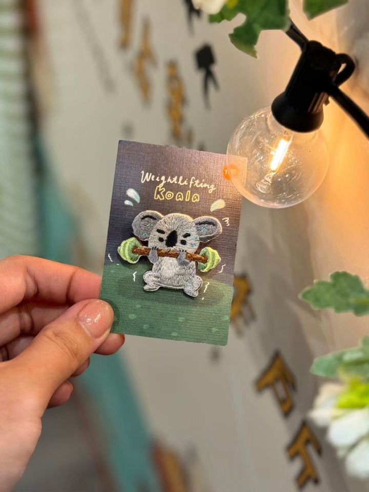 刺繡別針  運動動物 - 舉重無尾熊