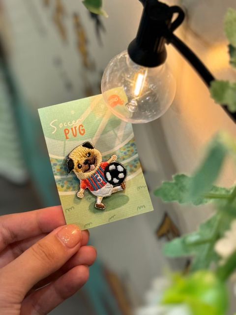 刺繡別針  運動動物 -足球巴哥