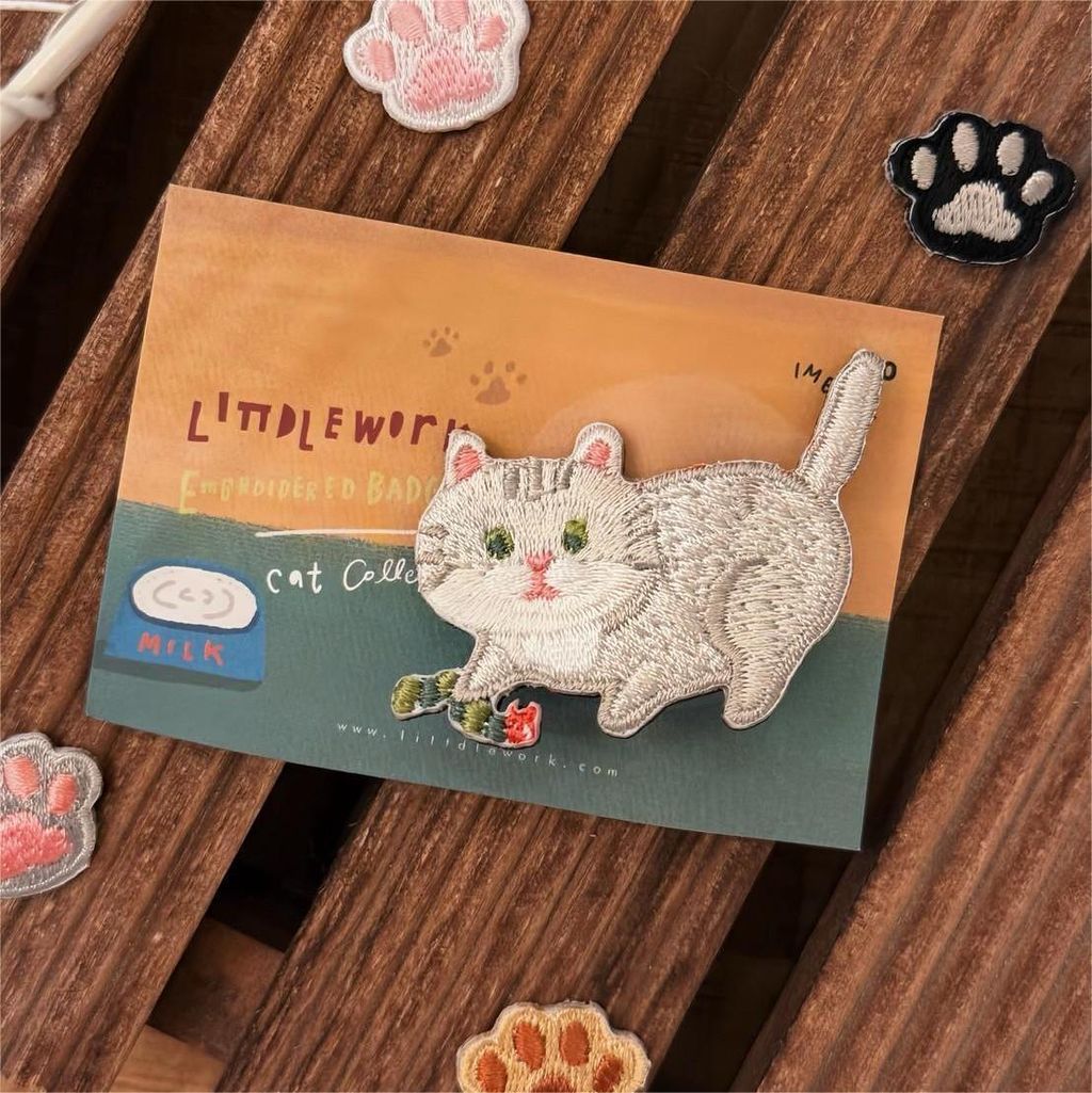 刺繡別針  貓咪 - 銀漸層抓蟲蟲