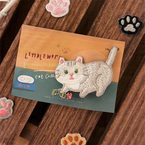 刺繡別針  貓咪 - 銀漸層抓蟲蟲