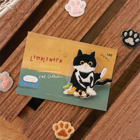 刺繡別針  貓咪 - 穿襪襪賓士