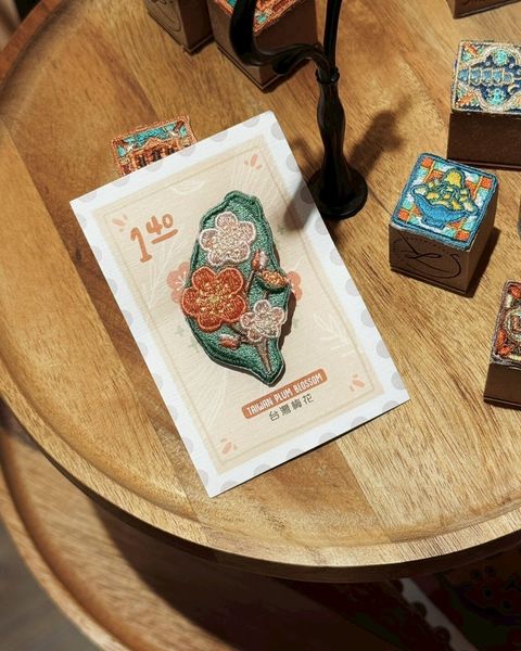 刺繡別針  台灣地形 - 台灣梅花
