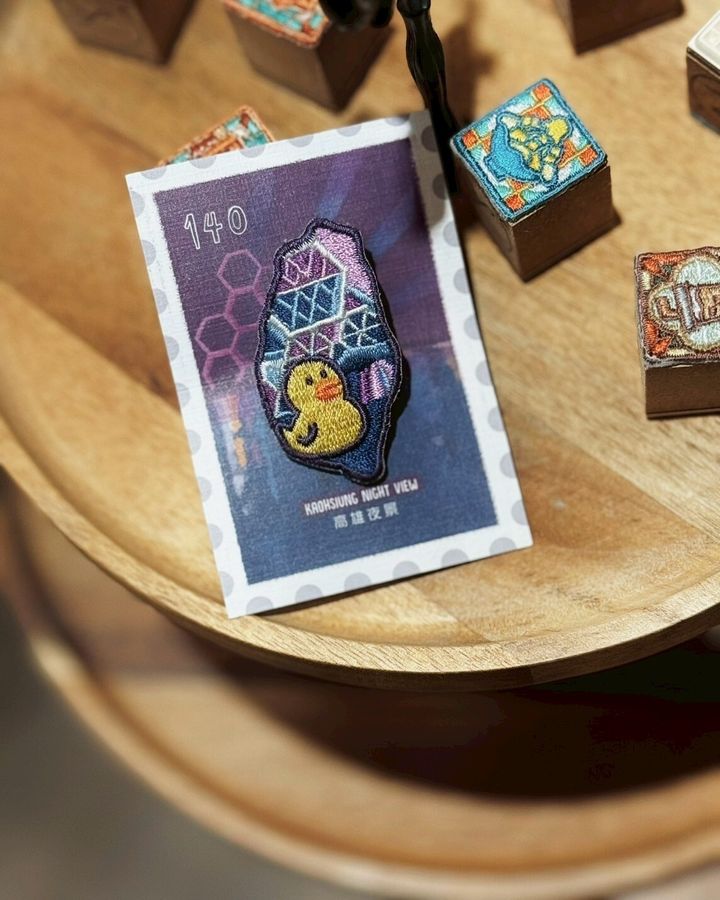 刺繡別針  台灣地形 - 高雄夜景