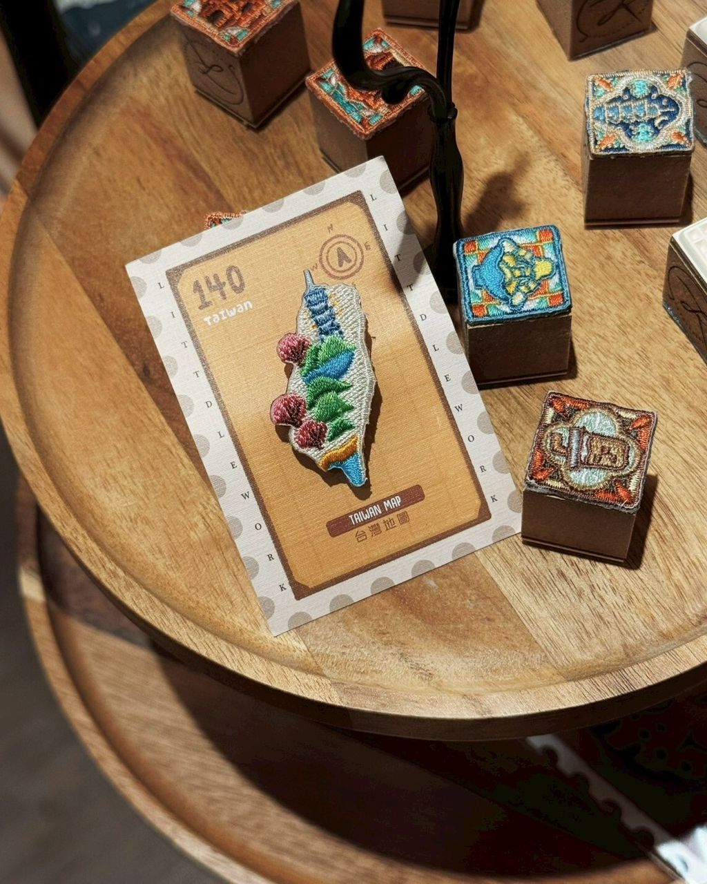 刺繡別針  台灣地形 - 台灣地圖