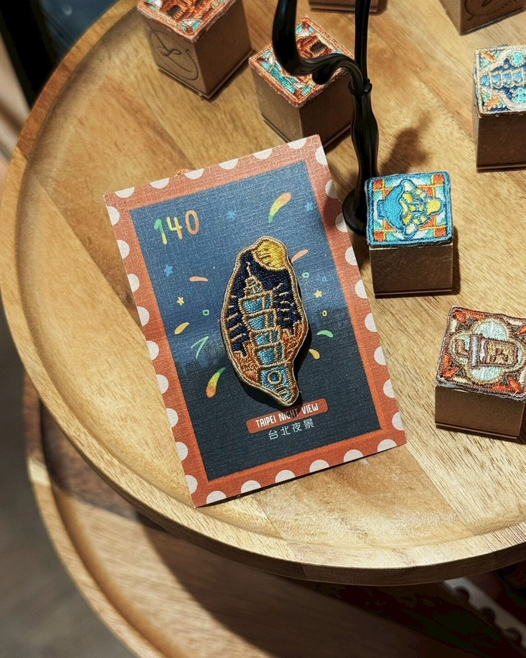 刺繡別針  台灣地形 - 台北夜景