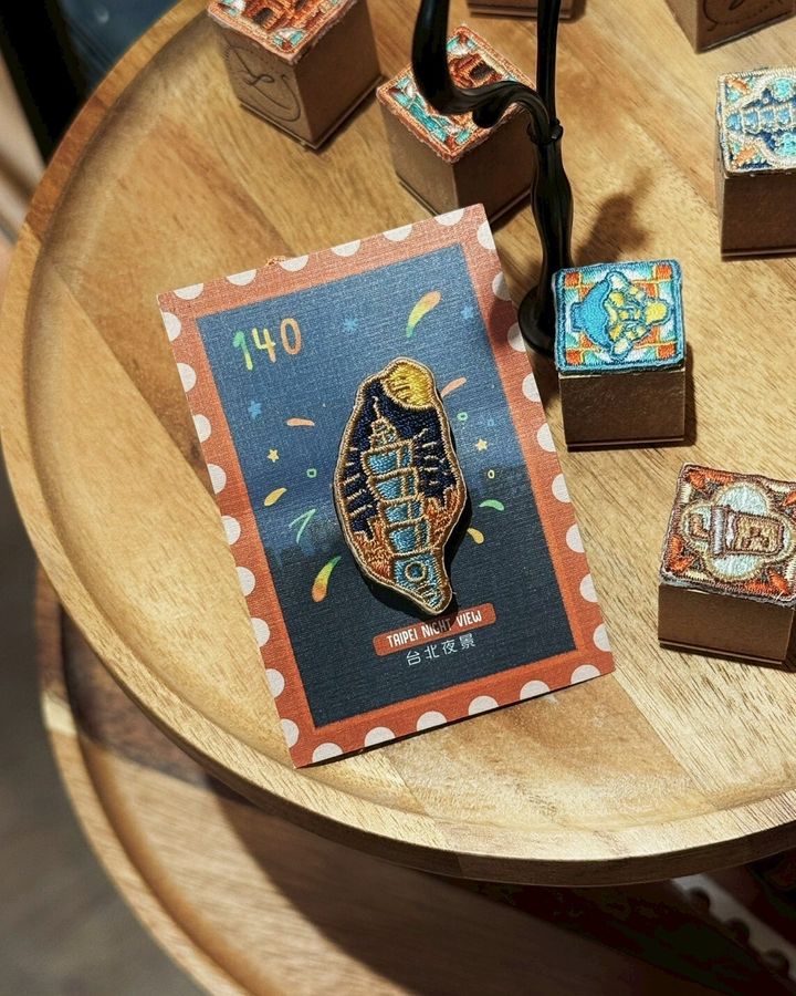 刺繡別針  台灣地形 - 台北夜景