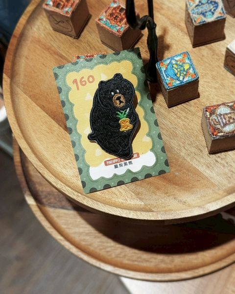 刺繡別針  台灣地形 - 鳳梨黑熊