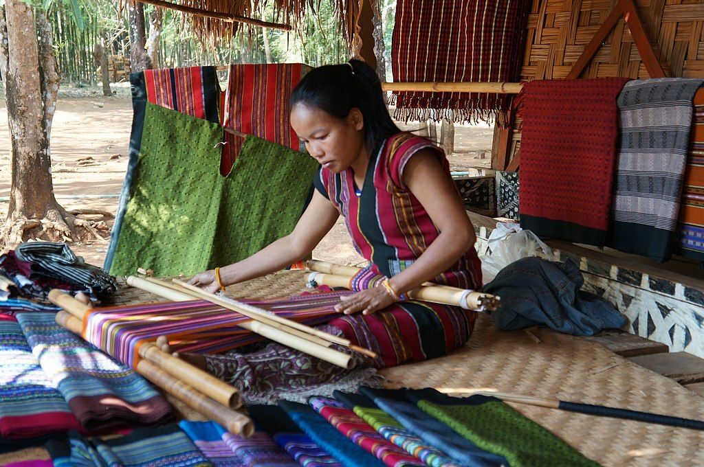 1024px-Laos_Plateau_des_Bolovens_weaving_in_Ban_Lao_Ngam_(4)