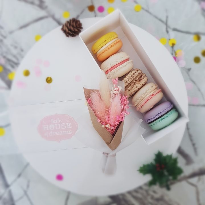 macaronboxwithminibouquet_blur.jpg