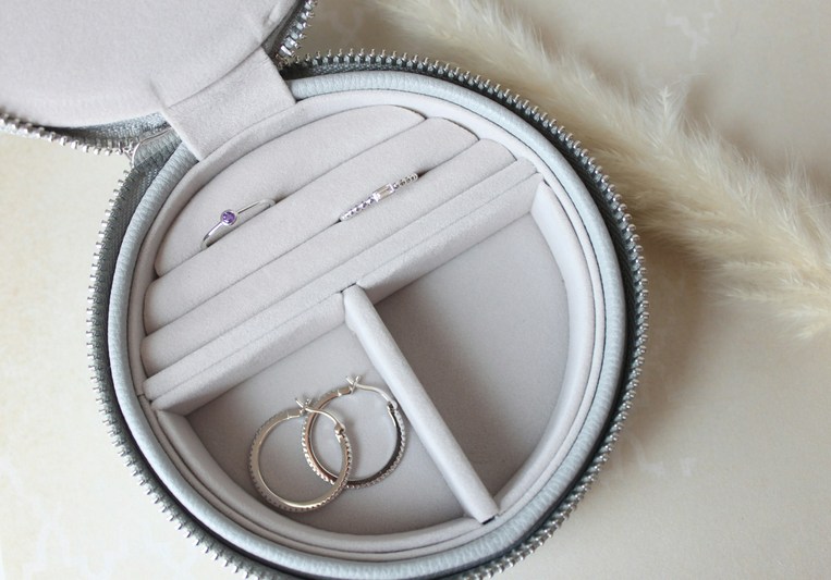 925銀耳環收納於珠寶盒中,展現銀飾低調光澤並提醒日常保養避免氧化