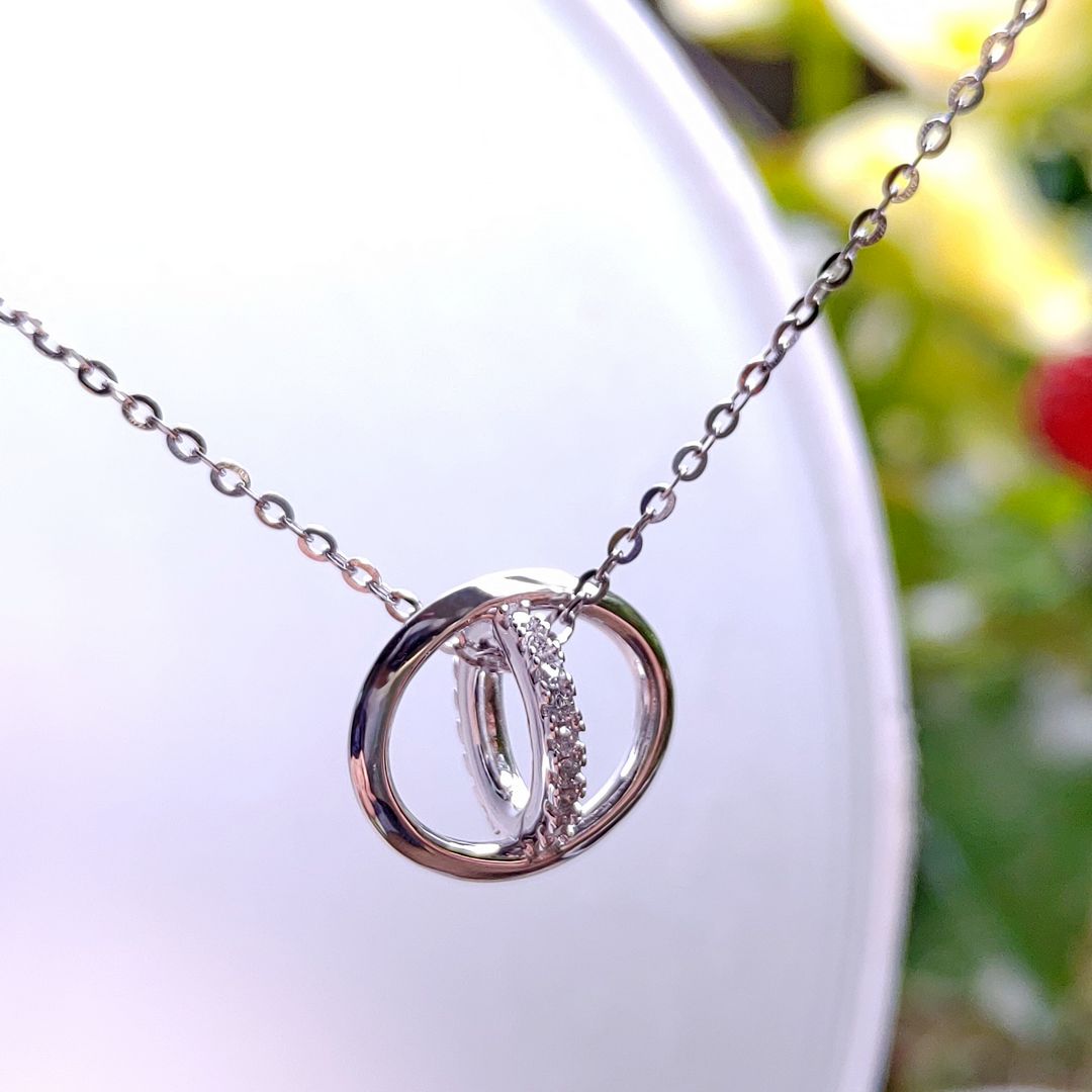 ISPL 925 銀相扣雙圈鑲鑽項鍊，極簡現代風格，適合女性上班族於 Daily／Office 穿搭中呈現精緻質感。