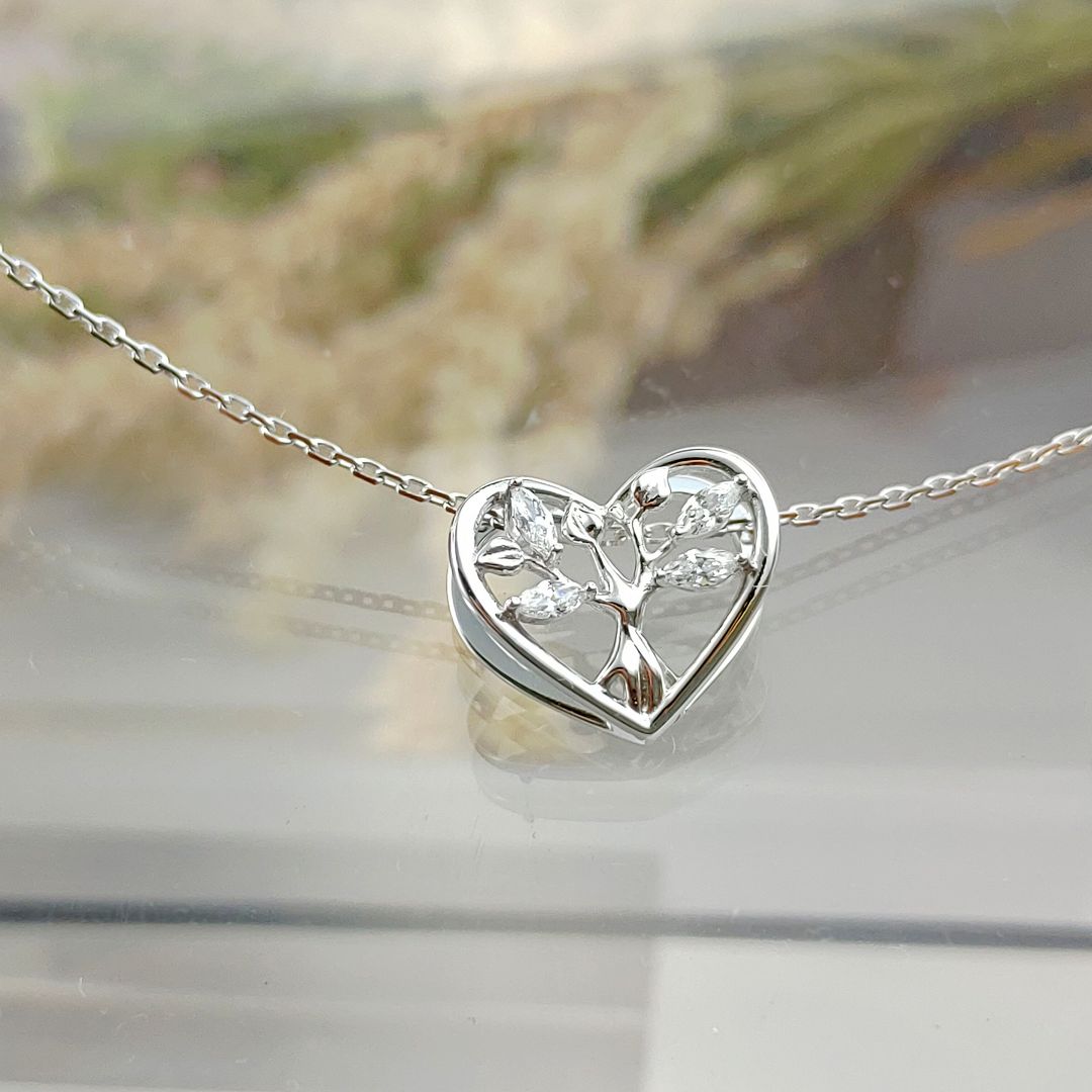 ISPL_925Silver_HeartLeafPendant_ElegantNature_DailyGift-11