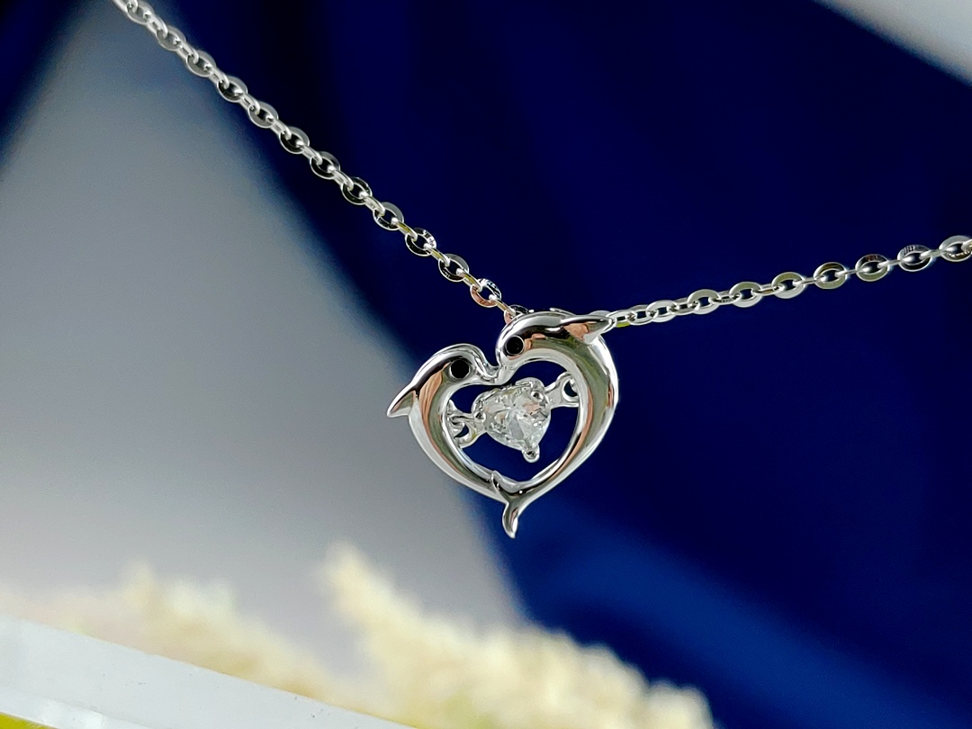 ISPL 925 銀海豚愛心造型項鍊，柔美可愛風格，適合女性上班族與通勤族於 Daily／Office 場景配戴。