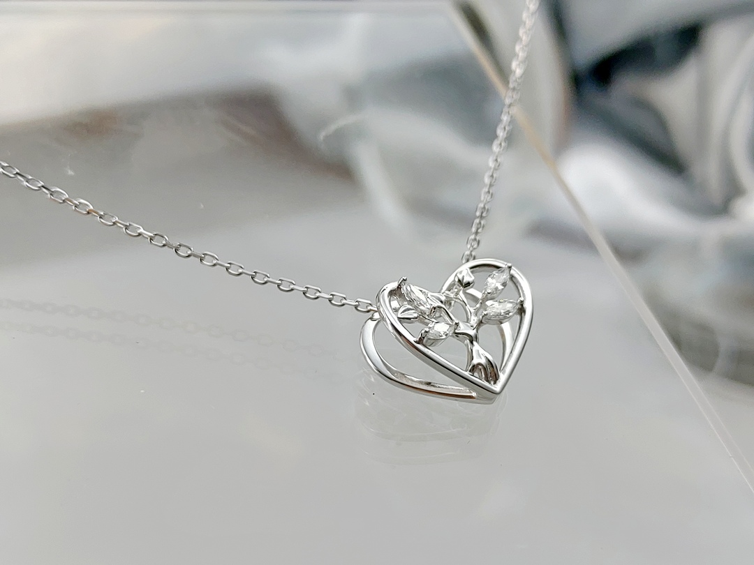 ISPL_925Silver_HeartLeafPendant_ElegantNature_DailyGift-11A