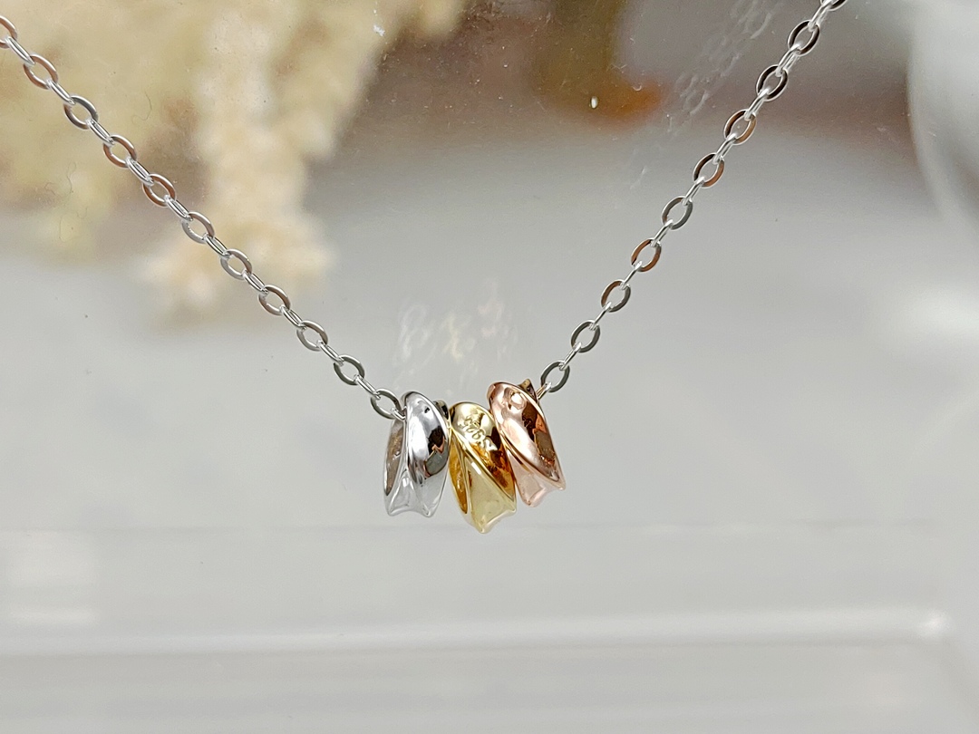 925純銀三色金屬小圓珠項鍊，以銀、金、玫瑰金三色呈現現代極簡的日常配搭。