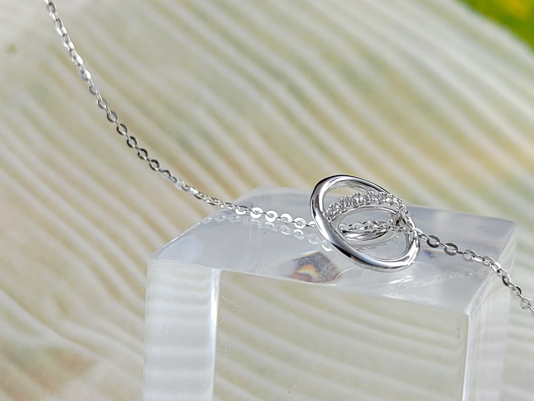 ISPL 925 銀雙鑽交織框架項鍊，極簡閃耀風格，適合上班族女性在 Daily／Office 穿搭中呈現低調亮點。