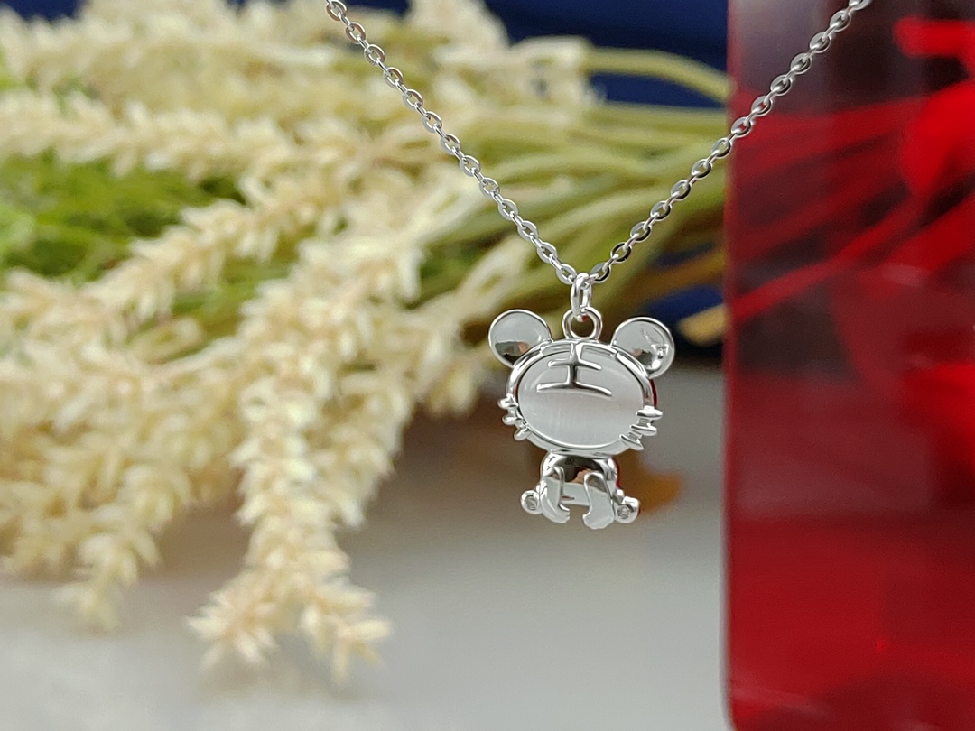 ISPL 925 銀小熊生肖王字造型項鍊，可愛活潑風格，適合日常與通勤場合配戴，增添俏皮感。