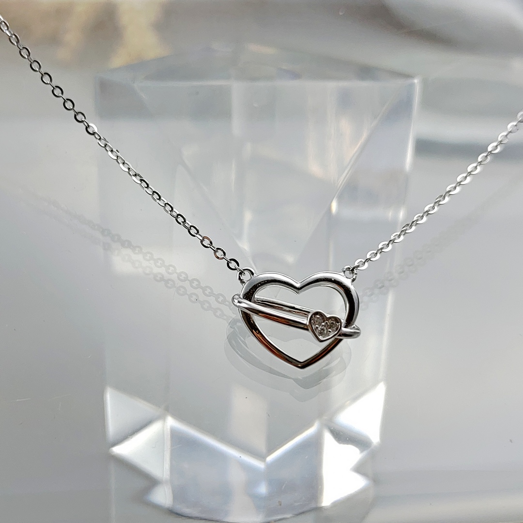 925純銀心型箭矢項鍊，簡約線條結合愛心與小鋯石，呈現低調浪漫的日常風格。