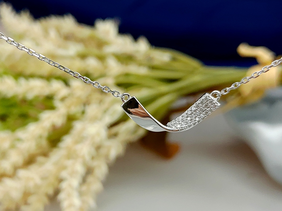 ISPL_925Silver_CurveDiamondBarPendant_ModernMinimal_Daily-17A