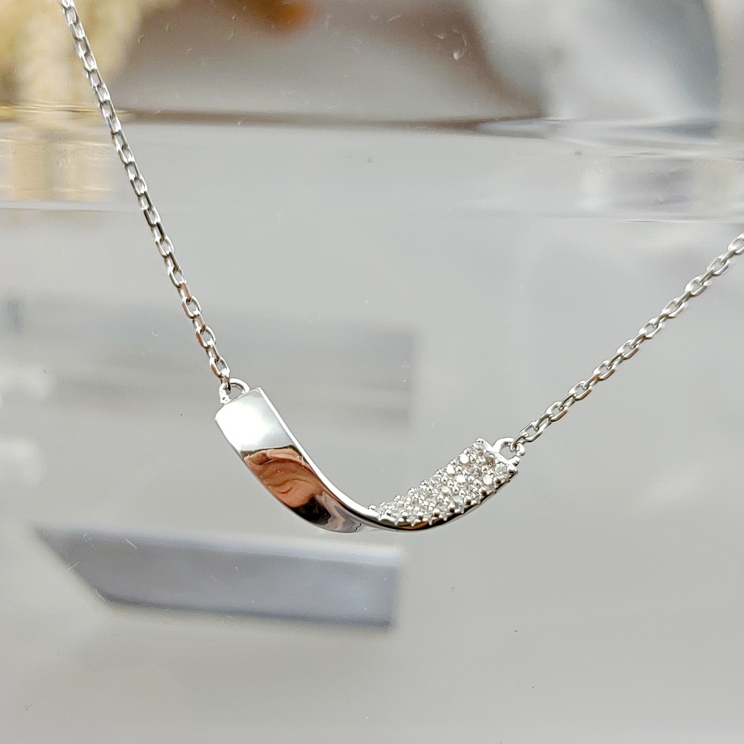 ISPL_925Silver_CurveDiamondBarPendant_ModernMinimal_Daily-17