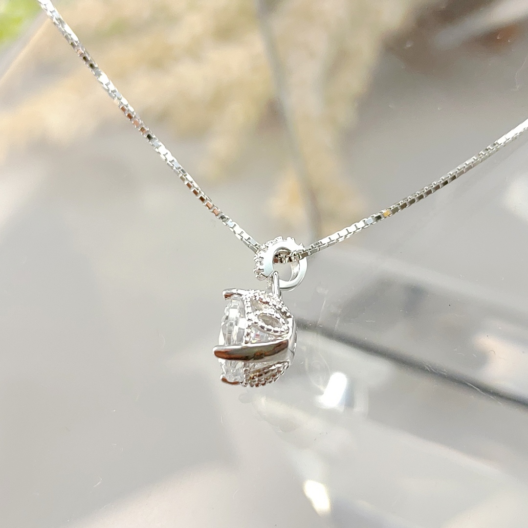 ISPL 925 銀大鑽主石爪鑲項鍊，經典優雅風格，適合女性上班族與通勤族於 Daily／Office 場景配戴。